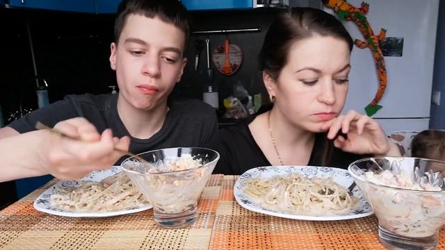 МУКБАНГ ПАСТА С КАЛЬМАРАМИ В СЛИВОЧНОМ СОУСЕ/ОЛИВЬЕ/MUKBANG смотреть онлайн