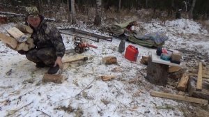 ЛЕСНОЙ БЫТ ОХОТНИКА И РЫБАКА / ТАЕЖНАЯ ИЗБА / Сколотили нары и стол, вечер за круглым столом.
