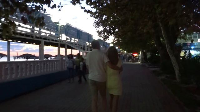 Прогулка на закате по набережной в Лазаревском, Сочи. 12 августа 2018 смотреть онлайн