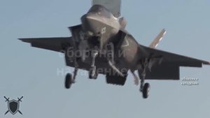 1 минуту назад маленький российский кораблик расколол целую авианосную группу НАТО нагнав страху.