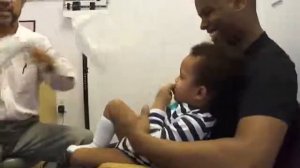 Лучший в мире педиатр. Ребенок улыбается от уколов:)