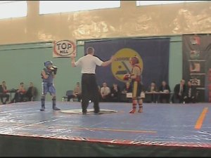Леонтьев Сергей(крас.)_Первенство России по ушу-саньда(22.4.2005)