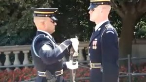 Смена караула на кладбище в Арлингтоне