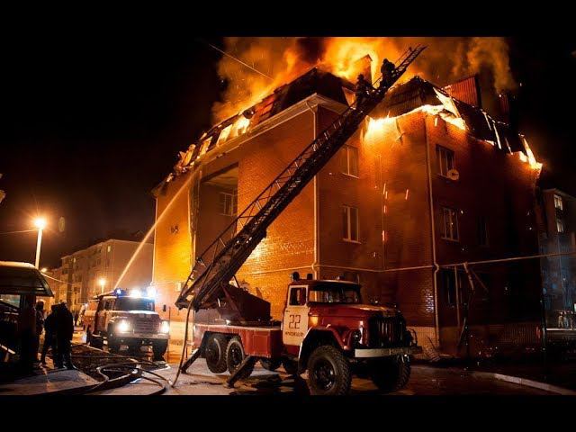 Пожары в жилых многоквартирных домах. Тушение многоэтажных домов. Тушение пожаров многоэтажке. Тушение пожара дома. Пожар в многоквартирном доме.
