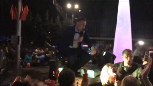 Атмосфера праздника. Пою на площади в честь дня города смотреть онлайн