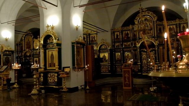 Утренняя служба в церкви.