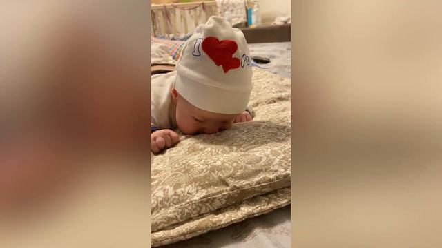 Когда интересно увидеть мир под другим углом  #дети#новорожденный смотреть онлайн