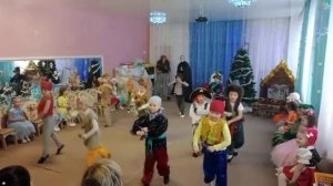 Зажигательный танец"Лесовичков" с маракасами.