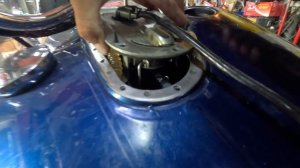 Лезем в бак Harley Davidson, меняем трубку подачи топлива,  и едем на мотофестиваль Топарский бриз.