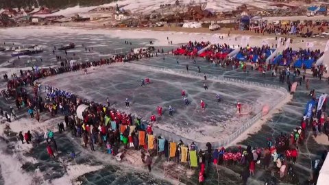 Открытие года Байкала: Фетисов и другие звезды хоккея провели матч на льду знаменитого озера