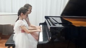 П.И.Чайковский. Игра в лошадки. Исп.: Дуэт Сабина Каюмова, Алина Зиннурова (фортепиано)