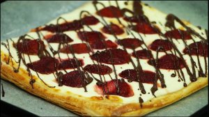 Быстрый пирог к чаю из слоеного теста. Пирог с творогом и клубникой