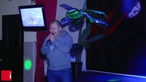 Поет детским голосом