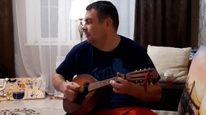 Белые розы на мандолине