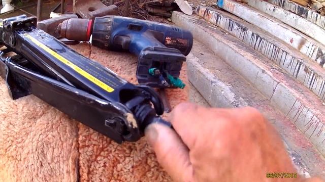 Из шуруповерта домкрат.