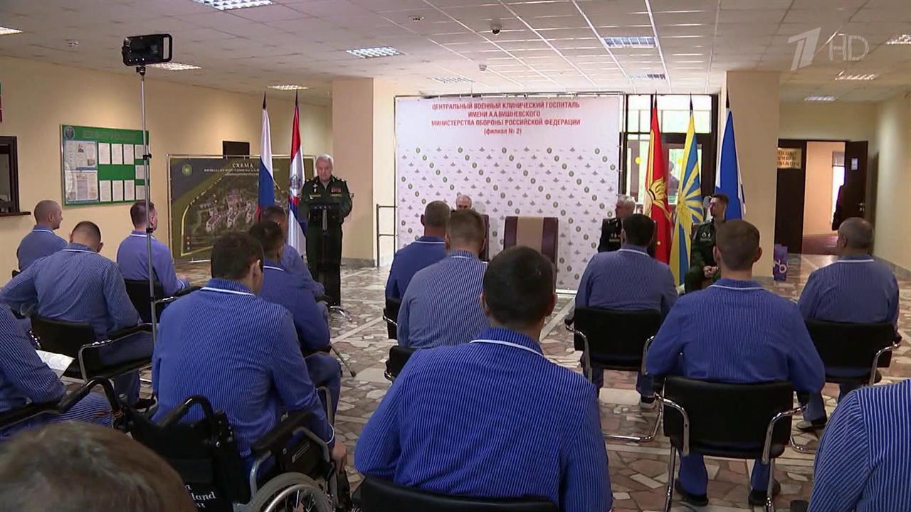 В госпитале Вишневского военнослужащим - участникам спецоперации вручили новые погоны
