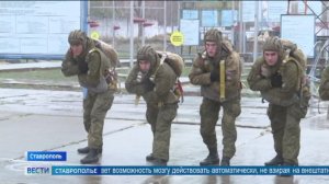 Десантники учат курсантов прыжкам с парашютом