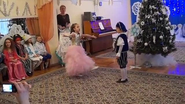 сценка ПРИНЦ и ЗОЛУШКА на новогоднем празднике муз рук  Парахневич И П