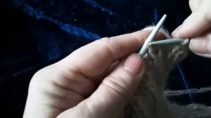 Она снова популярна. Шапочка английской резинкой на двух спицах из пряжи Alize ANGORA REAL 40.