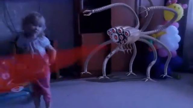 Робот паук пришёл к моей сестре в гости. смотреть онлайн