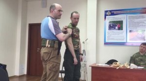 Наложение жгута на руку пострадавшему