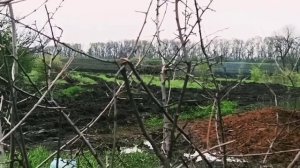 БТР-82 под вражеским обстрелом, экипаж покидает машину, но после возвращается.
