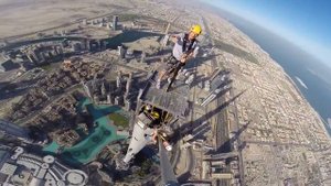 Рабочие проверяют шпиль небоскрёба Бурдж-Халифа в Дубае