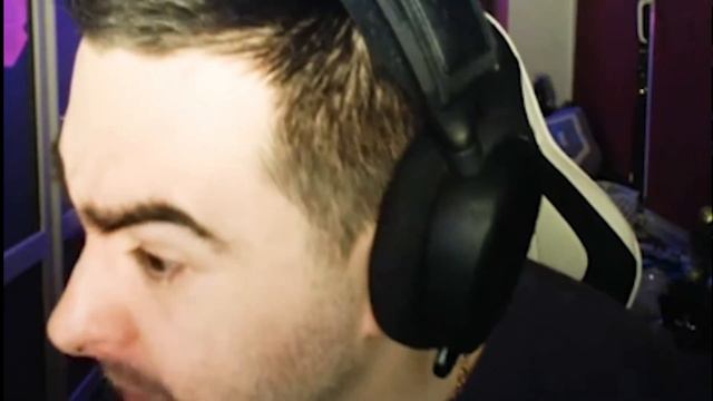 Стрей осуждает негодяя... Ты кто .... ??? смотреть онлайн