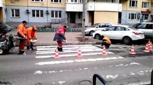 КАк рисуют разметку на дорогах?