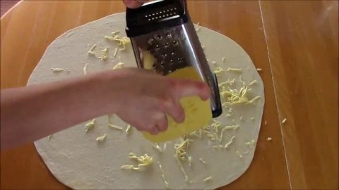 Слоёные лепёшки с сыром.