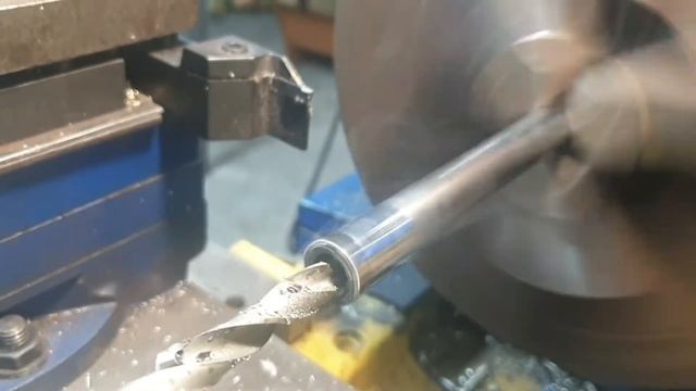 Точу на токарном станке ИТ-1М, ремонт снегохода своими руками. смотреть онлайн