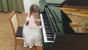 Моцарт "Менуэт" исп. Кузьминых Екатерина 1 класс