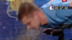 Украина мае талант учитесь как надо отжиматься на одной руке))))