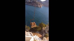 Кран Hiab 422 доставляет груз в труднодоступное место