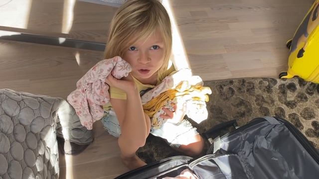 ЧТО В ЧЕМОДАНЕ У МАЛЕНЬКОЙ СЕСТРЫ БРОС ШОУ . СОБИРАЕМСЯ УЛЕТАТЬ. НИКА ЛАЙФ смотреть онлайн