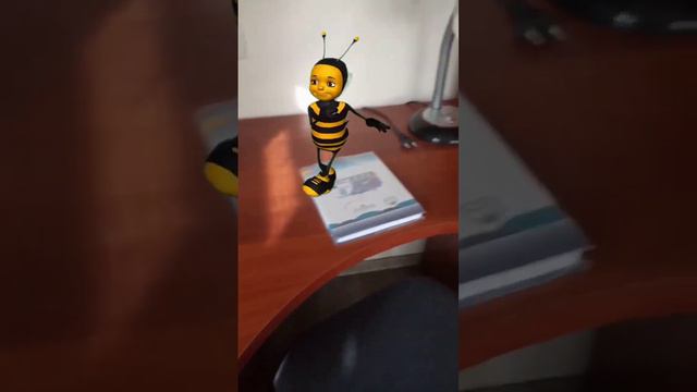 Аааааааа блин на меня напала пчола!!!ШОК! Пою мильпопс чтобы выгнать пчолу! Видео в цвете
