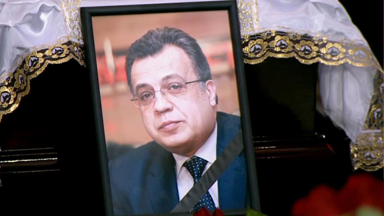 На стене здания посольства РФ в Пхеньяне установлена мемориальная доска с именем Андрея Карлова