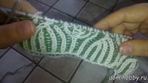 Вязание шапочки спицами узором Бриошь