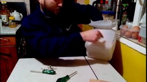 Бункерная кормушка для цыплят и кур из канистры