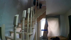 Установка деревянной лестницы на 90 градусов.