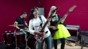 Родители выпускников сняли видео о прощании со школой