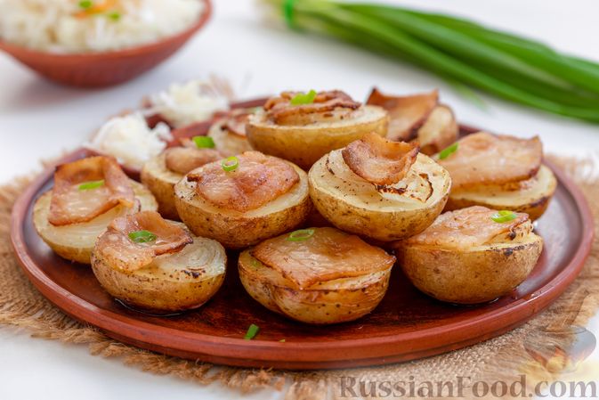 Ароматное бюджетное блюдо.
КАРТОФЕЛЬ, ЗАПЕЧЁННЫЙ С САЛОМ И ЛУКОМ