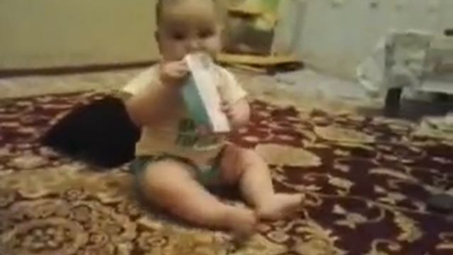 6 месячный малыш необычно танцует) смотреть онлайн