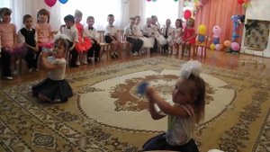 танец-сюрприз малышей на выпускном в детском саду