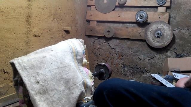 ЗАТОЧКА ПРОБОЙНИКИ ДЛЯ КОЖИ. НА ДВИГАТЕЛЕ НАЖДАЧКОЙ.
