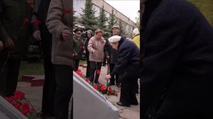 В КНИТУ прошла церемония возложения цветов на аллее Славы