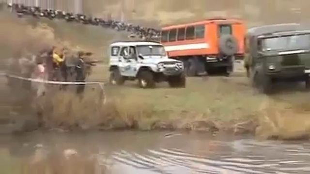 Внедорожник УАЗ отмочил нереально проехал через водное бездороржье.mp4 смотреть онлайн