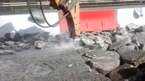 Экскаватор погрузчик, JCB-3CX с гидромолотом, демонтирует бетонное основание. Калуга.