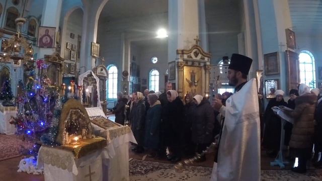 12 Славление у вертепа и иконы   в конце службы