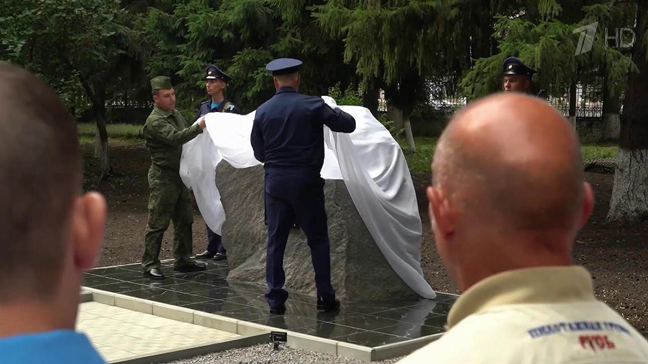 Портрет летчика Владимира Фетисова установили на А...лебского филиала Краснодарского летного училища